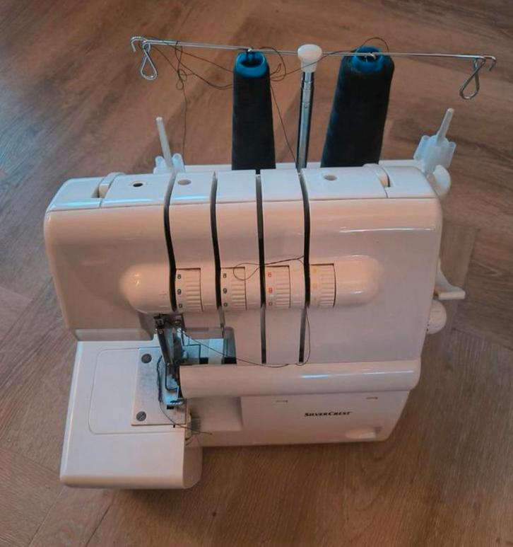 Silvercrest Lockmachine SON 90 A1 - Inclusief garen, Hobby en Vrije tijd, Naaimachines en Toebehoren, Gebruikt, Lockmachine, Overige merken