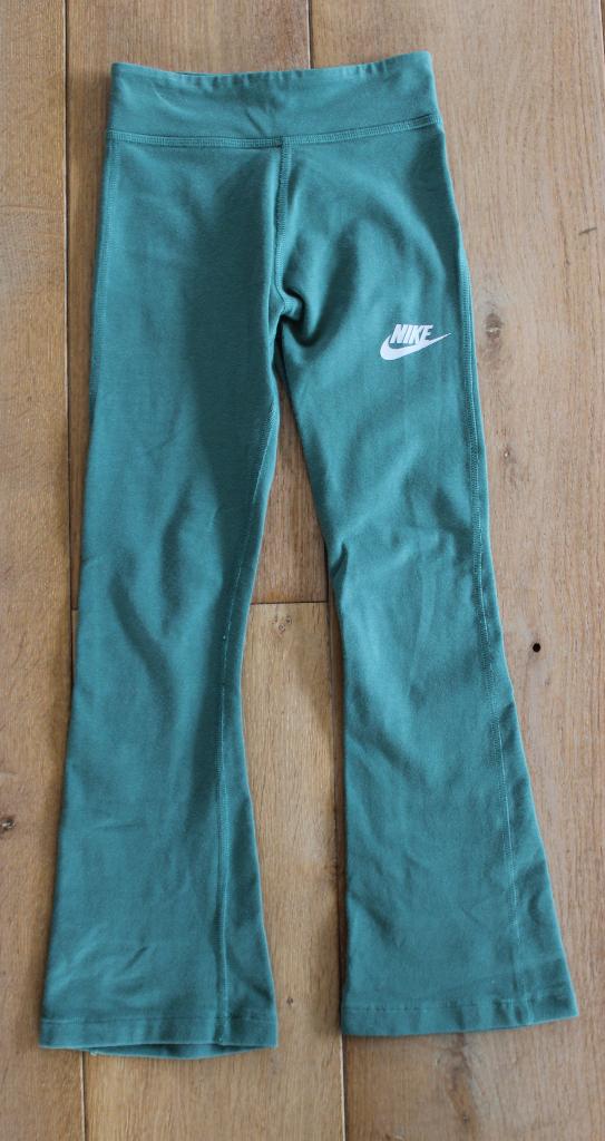 Nike One dri-fit flared legging maat XS 122/128, Kinderen en Baby's, Kinderkleding | Maat 122, Gebruikt, Meisje, Sport- of Zwemkleding