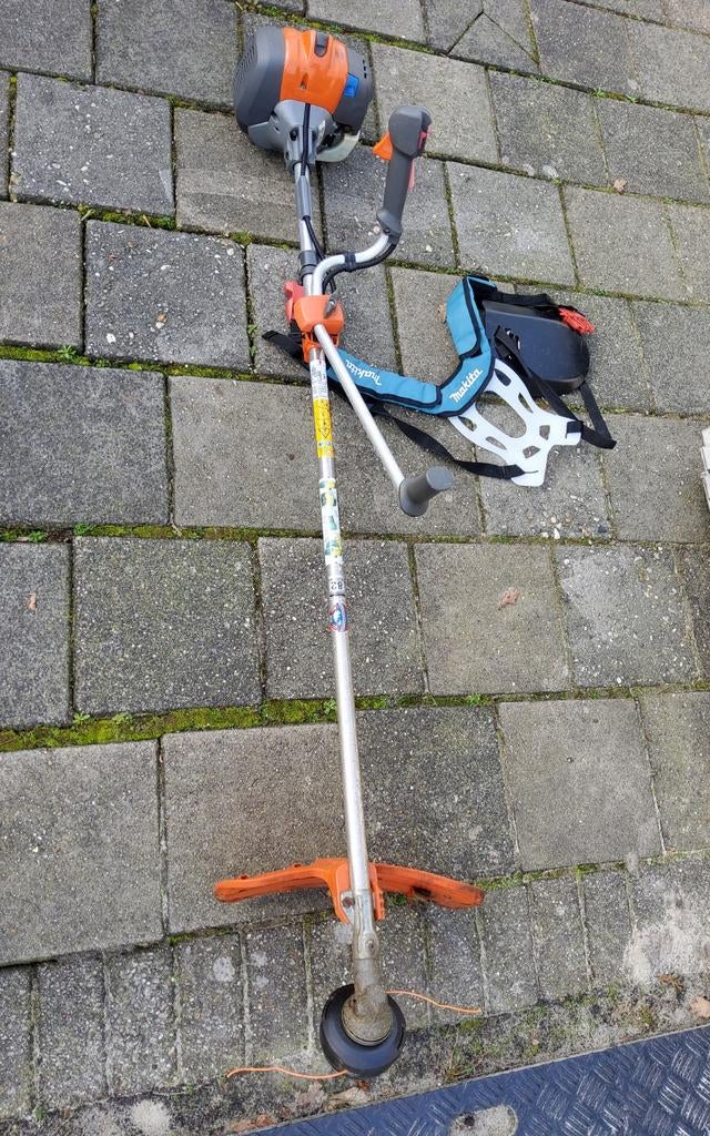 Husqvarna 135R Benzine Bosmaaier met Makita Draagstel, Ophalen, Benzine, Gebruikt, 30 tot 50 cm