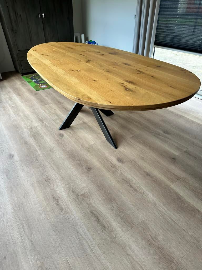 Ei vormige eettafel met houten blad en zwart onderstel, Ophalen, 100 tot 150 cm, Eikenhout, 200 cm of meer