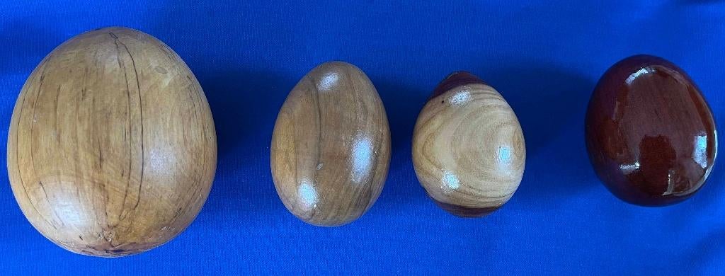 4 Houten eieren, Antiek en Kunst, Kunst | Beelden en Houtsnijwerken, Overige typen, Hout, Vogel, Minder dan 20 cm, Afrika, Handgemaakt