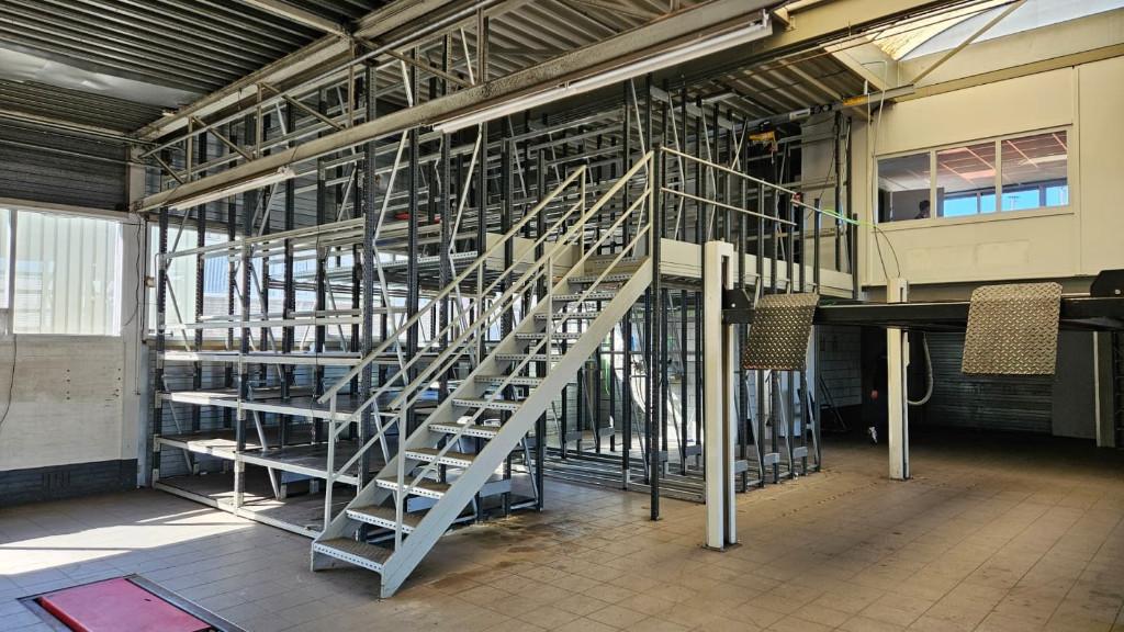 Grote stelling met verdiepingsvloer voor o.a. bandenopslag, Ophalen, Metalen stelling, Werkplaats@multimerk.nl, Drachten