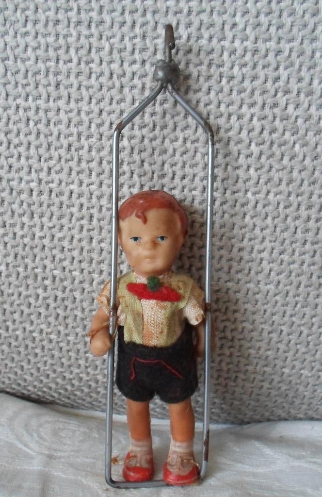 Ari popje in schommel., Verzamelen, Poppen, Ophalen of Verzenden, Zo goed als nieuw, Pop