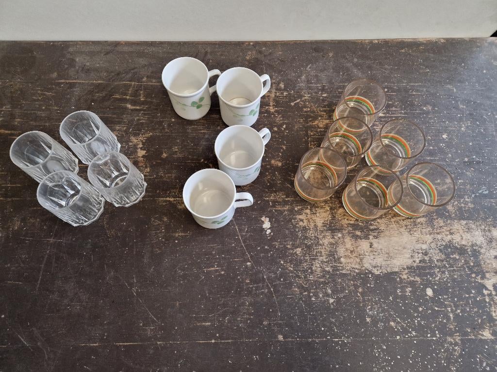 Melamine mokken en plastic glazen 14st totaal, Caravans en Kamperen, Ophalen of Verzenden, Gebruikt