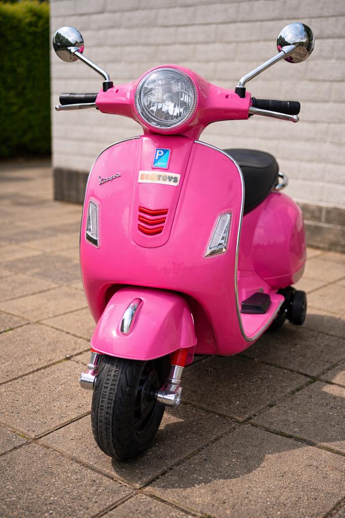 Roze Vespa Kinderscooter 2-4 jaar met oplader, Fietsen en Brommers, Snorfietsen en Snorscooters, Ophalen of Verzenden, Zo goed als nieuw