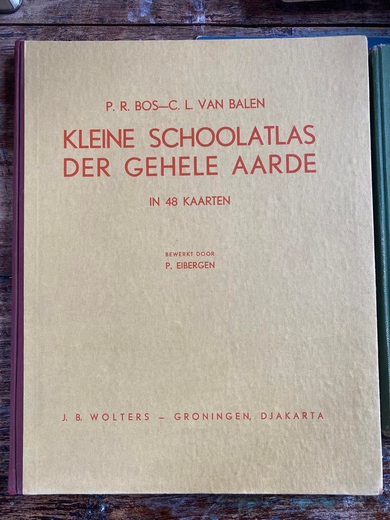 Verzameling oude atlassen en reisgidsen, Gelezen, Bosatlas, Ophalen of Verzenden, 1800 tot 2000
