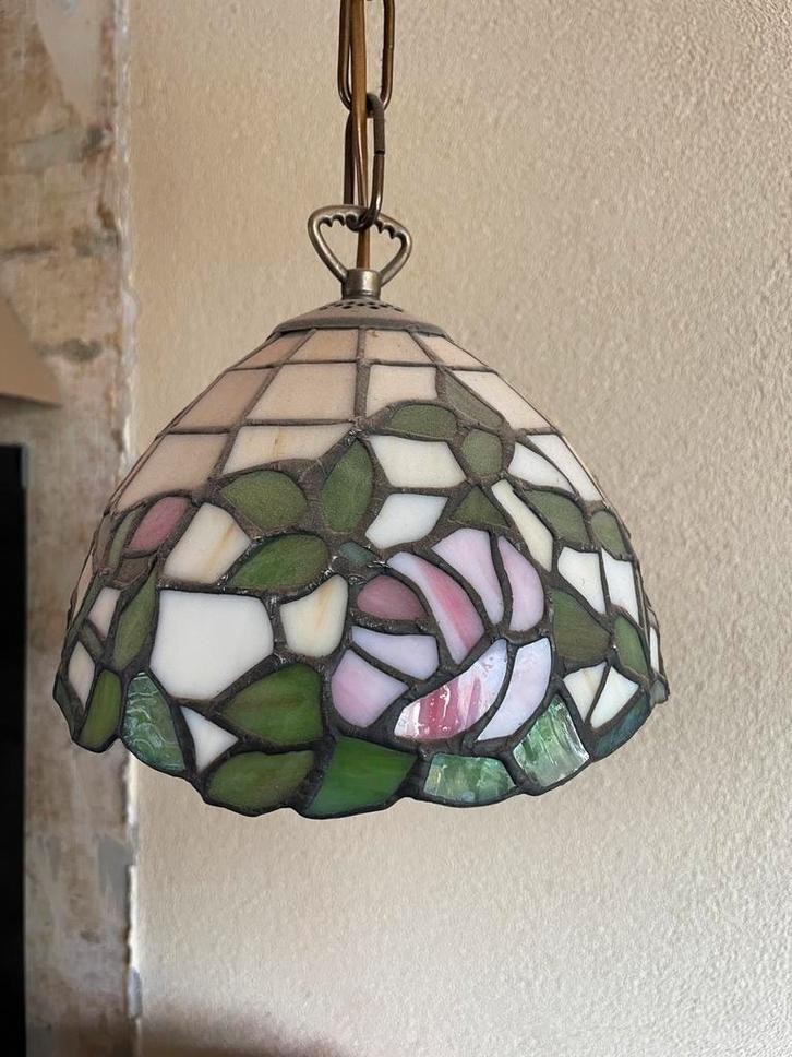 Tiffany-stijl hanglamp met rozenmotief, Antiek en Kunst, Antiek | Lampen, Ophalen of Verzenden