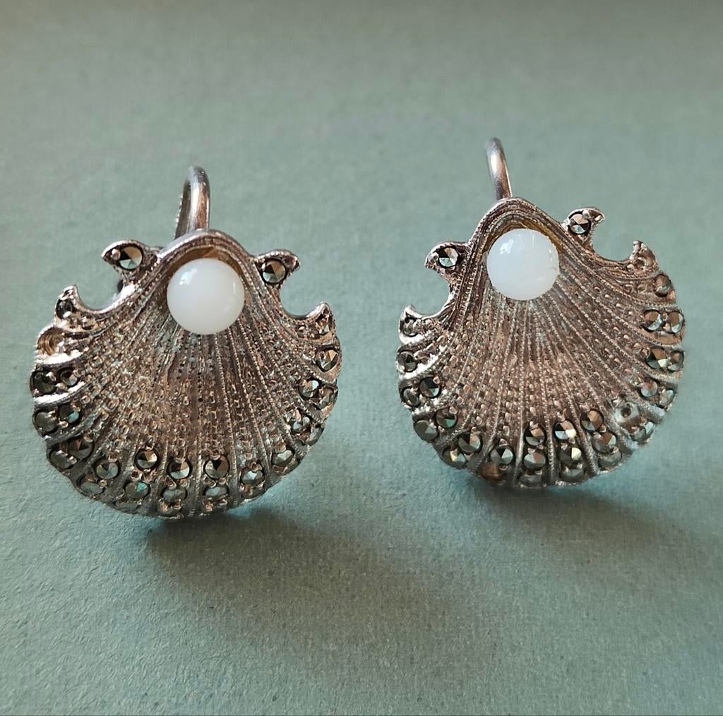 Vintage sterling zilver schelp oorbel met marcasiet inleg., Ophalen of Verzenden, Zo goed als nieuw, Zilver, Zilver