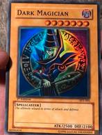 Yu-Gi-Oh! Dark Magician SYE 1st Edition Old US Print !, Ophalen of Verzenden, Zo goed als nieuw, Losse kaart, Foil