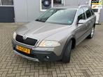 Skoda Octavia Combi 2.0 FSI Scout Business 4X4, Auto's, Gebruikt, 4 cilinders, 1465 kg, Beige