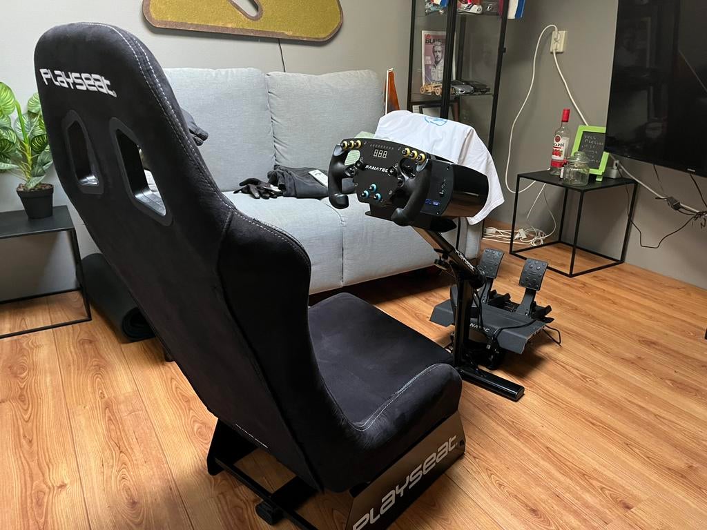 Fanatec CSL elite + racesimlator PlaySeat Evo Alcantara, Spelcomputers en Games, Spelcomputers | Sony PlayStation Consoles | Accessoires