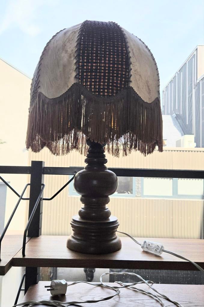 Vintage lamp op houten voet. Leer en raffia., Ophalen, Zo goed als nieuw, Minder dan 50 cm