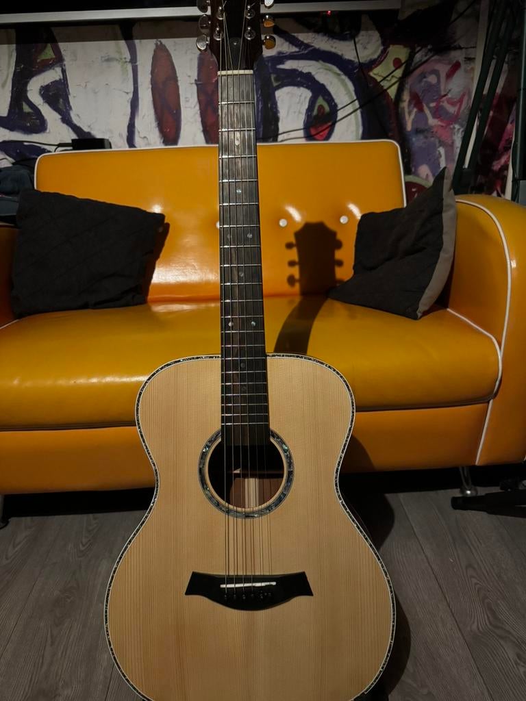 Unieke Handgemaakte Gitaar . Volledig Massief NIEUWSTAAT, Muziek en Instrumenten, Ophalen, Zo goed als nieuw, Western- of Steelstringgitaar