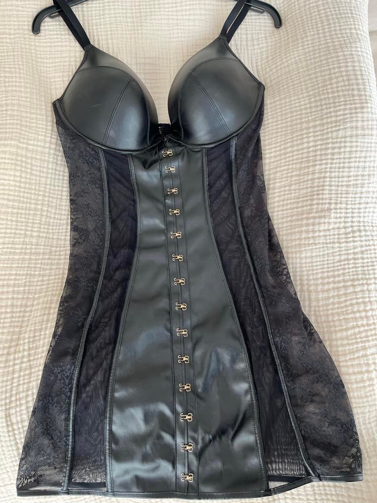 Zwart imitatieleren lingerie maat 75DD, Kleding | Dames, Ondergoed en Lingerie, Ophalen of Verzenden, Zwart, Body of Korset