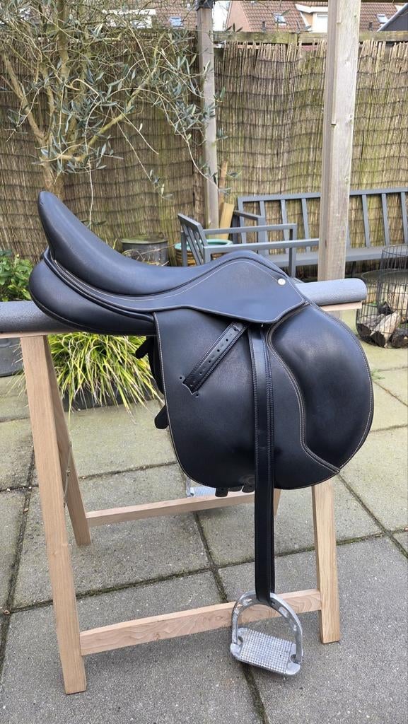 Wintec jump 500 close contact 17,5 inch, Dieren en Toebehoren, Paarden en Pony's | Zadels, Ophalen, Zo goed als nieuw, Springen