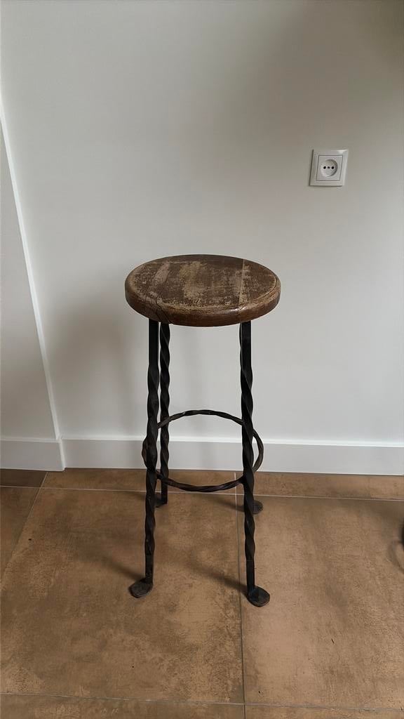 Vintage Brutalist barkruk gietijzeren frame, Ophalen, Gebruikt, Met voetsteun, 60 tot 90 cm
