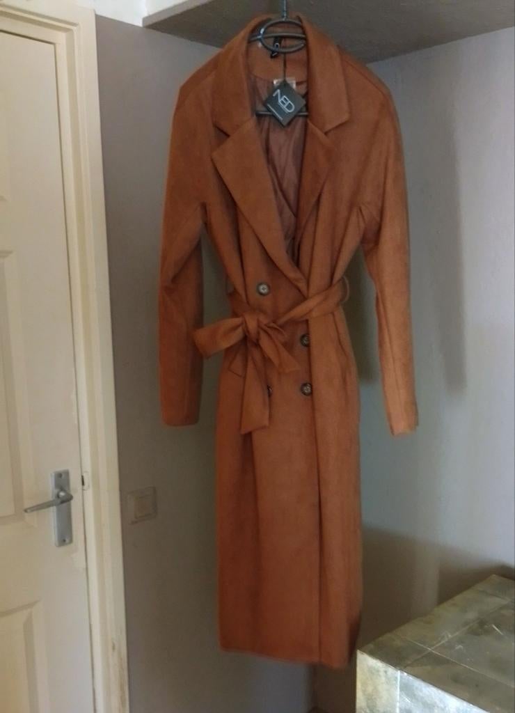 Nieuwe bruine trenchcoat met ceintuur - Maat 38 M, Kleding | Dames, Jassen | Winter, Maat 38/40 (M), Bruin, Nieuw, Ophalen of Verzenden