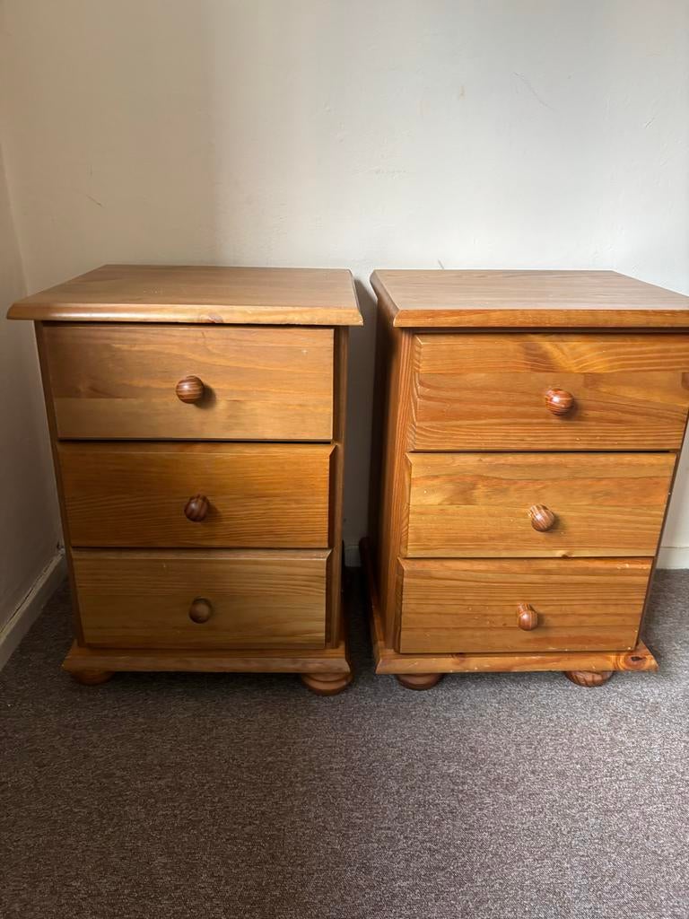 Twee houten nachtkastjes met drie lades, Huis en Inrichting, Ophalen, Gebruikt, Minder dan 45 cm, 55 tot 70 cm