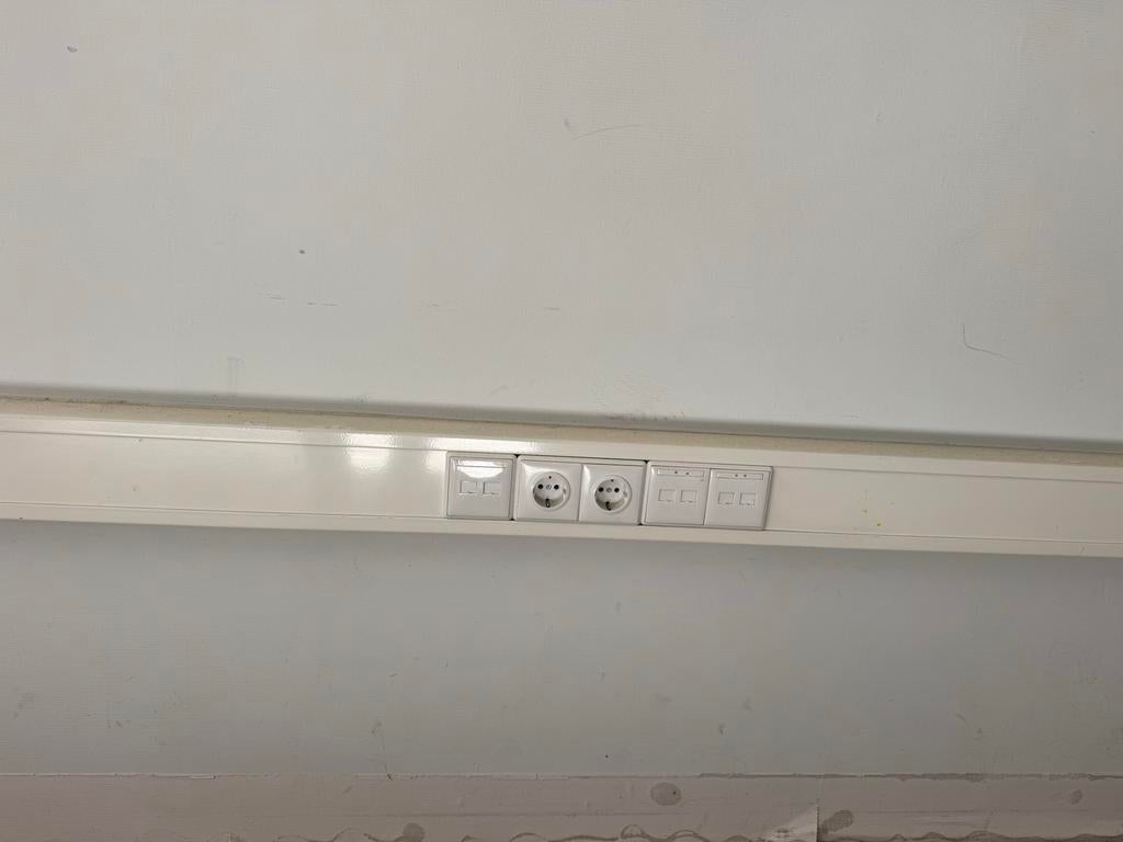 Kabelgoot met stopcontacten en data-aansluitingen, Doe-het-zelf en Verbouw, Elektra en Kabels, Ophalen of Verzenden, Gebruikt