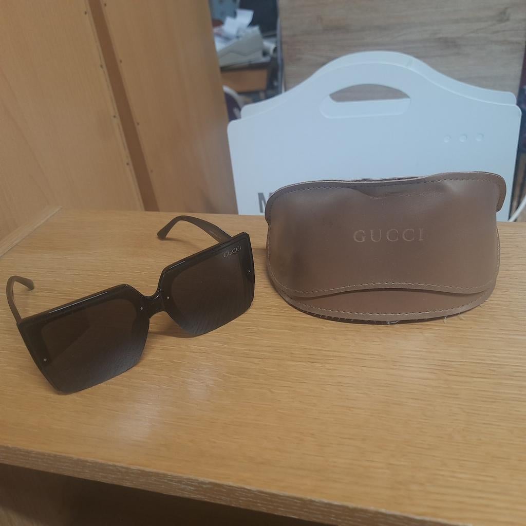 Stijlvolle Gucci zonnebril met etui - zo goed als nieuw, Overige merken, Zonnebril, Zwart, Ophalen of Verzenden