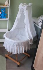 Rotan wieg met hemeltje en onderstel., Ophalen, Zo goed als nieuw, Wieg