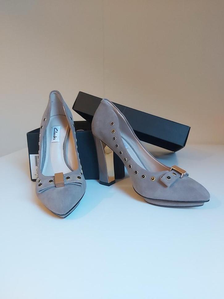 Clarks Azizi Jimmy Pumps - Grijs Suède met Gouden Details, Kleding | Dames, Schoenen, Nieuw, Pumps, Grijs, Ophalen