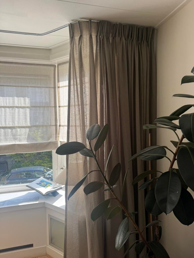 2x Inbetween Jamila taupe gordijnen 380x255 dubbele plooi, Ophalen of Verzenden, Zo goed als nieuw, 200 cm of meer