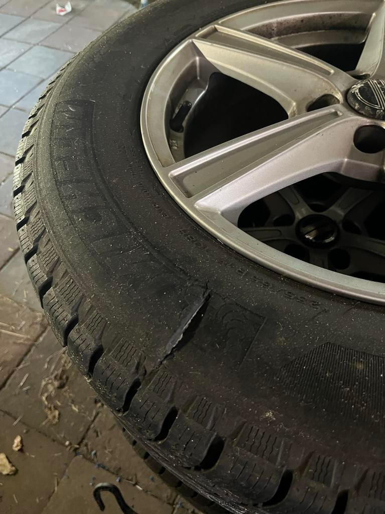 Volvo XC60 winterbanden 235/65 R17 108H, Auto-onderdelen, Banden en Velgen, Ophalen, Gebruikt, Banden en Velgen, 17 inch