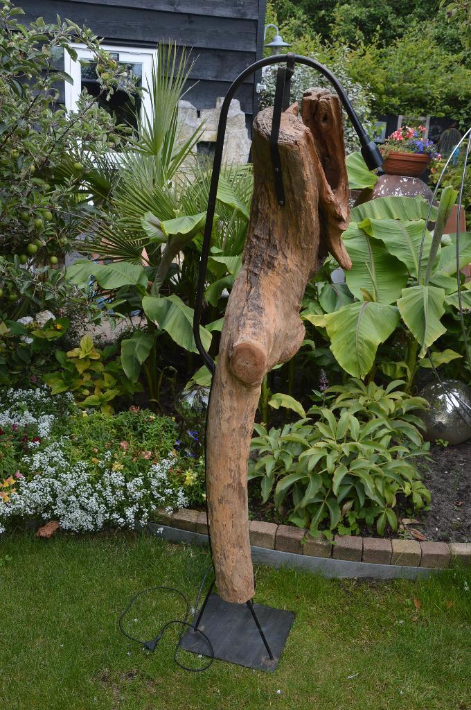 Prachtige Indonesische teakhouten vloerlamp/ boomstamlamp, Huis en Inrichting, Lampen | Vloerlampen, Gebruikt, 150 tot 200 cm