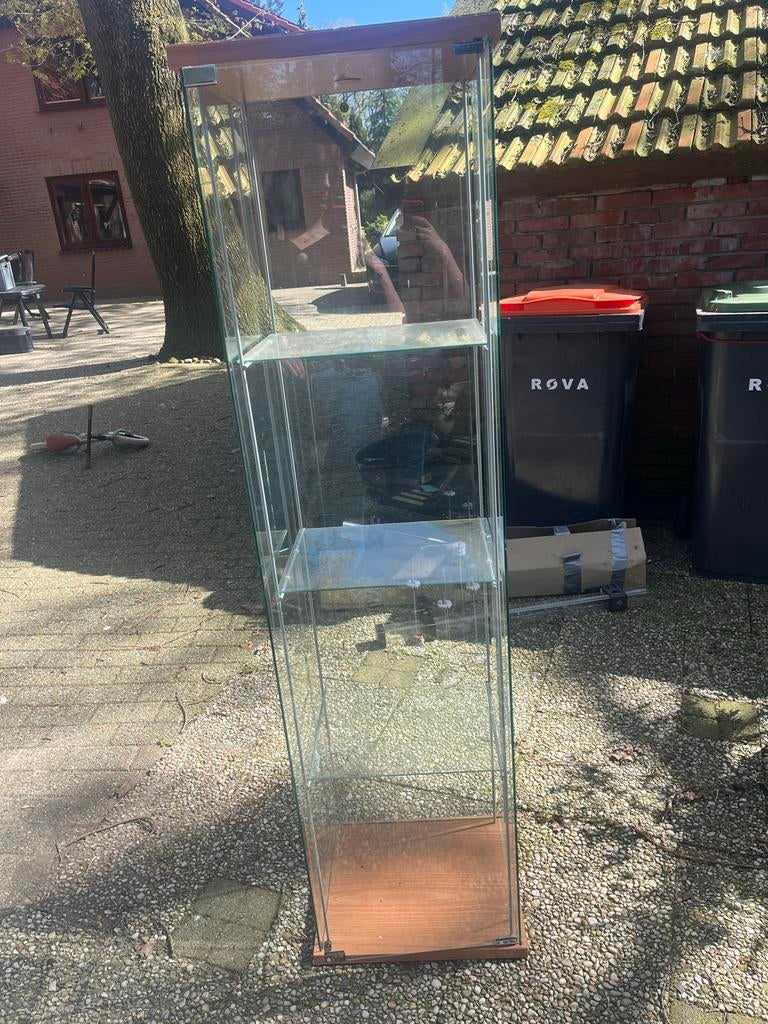 Glazen vitrinekast met houten accenten, Huis en Inrichting, Kasten | Vitrinekasten, Ophalen, Met plank(en), Minder dan 50 cm, Gebruikt
