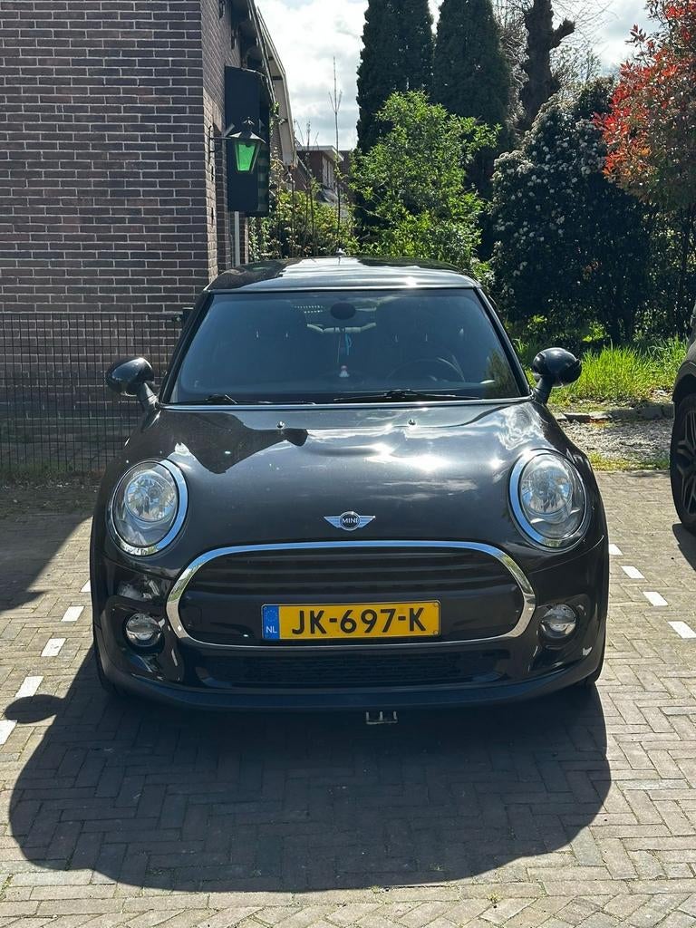 Te koop mini cooper 1.5 business lage km stand 91.230 KM, Auto's, Voorwielaandrijving, Stof, Zwart, Zwart