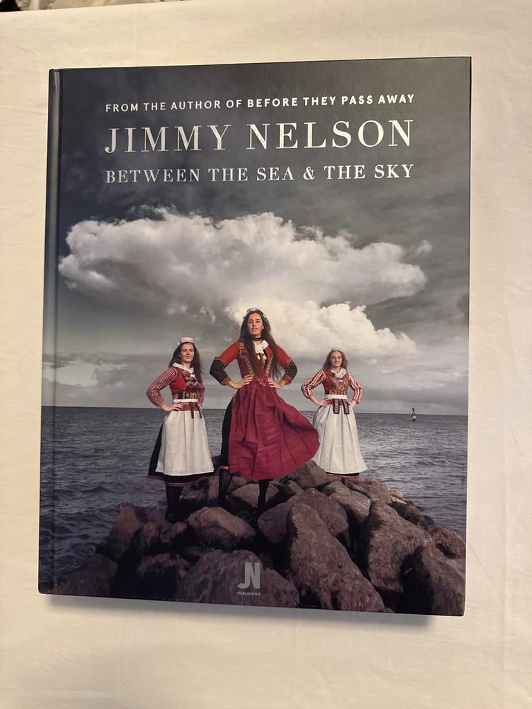 Jimmy Nelson - Between the Sea & The Sky - Nieuwstaat, Ophalen of Verzenden, Nieuw, Fotografie algemeen