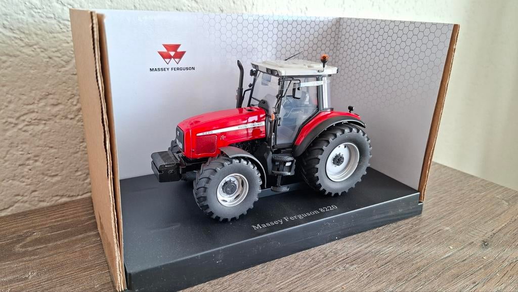 Massey Ferguson 8220 Xtra, Hobby en Vrije tijd, Modelauto's | 1:32, Ophalen of Verzenden, Nieuw, Tractor of Landbouw, Universal Hobbies