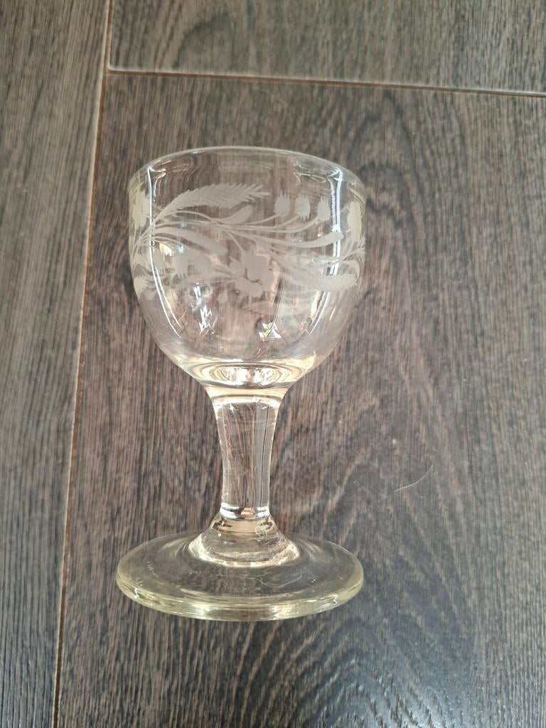 Antiek gegraveerd borrelglas met bloemmotief, Ophalen of Verzenden