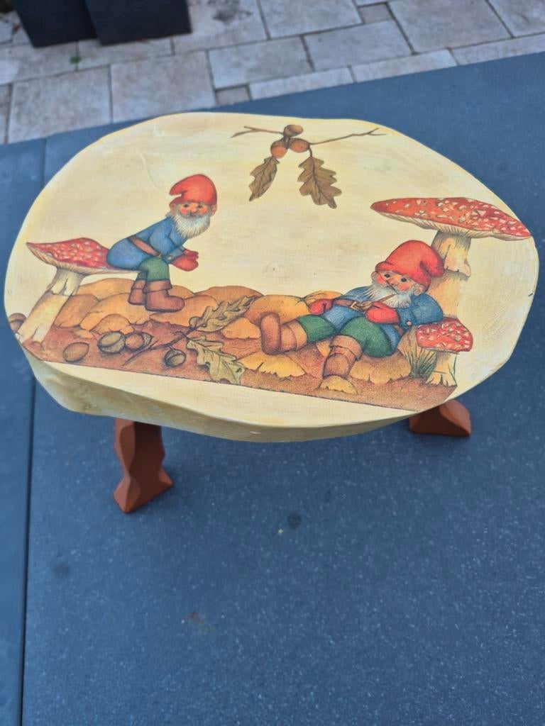 Leuk kinder tafeltje met kabouterafbeelding, Huis en Inrichting, Tafels | Bijzettafels, Ophalen, Minder dan 45 cm, Minder dan 55 cm