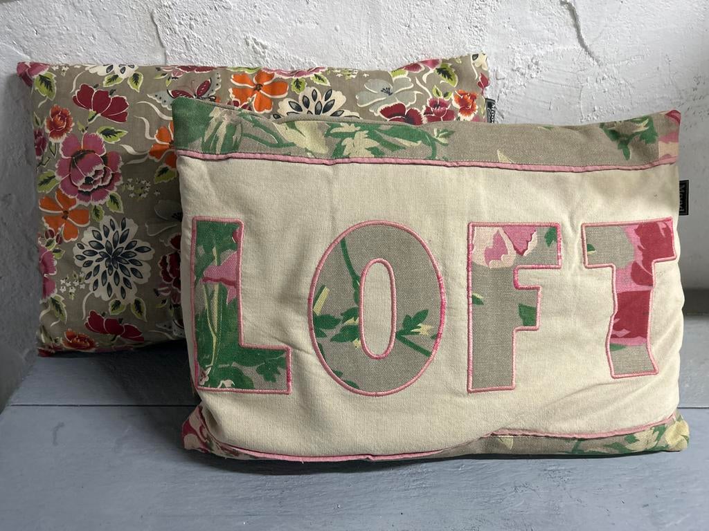 Decoratieve Kussenset: Bloemenprint & 'LOFT' merk: Mood, Huis en Inrichting, Woonaccessoires | Kussens, Ophalen of Verzenden, Overige kleuren