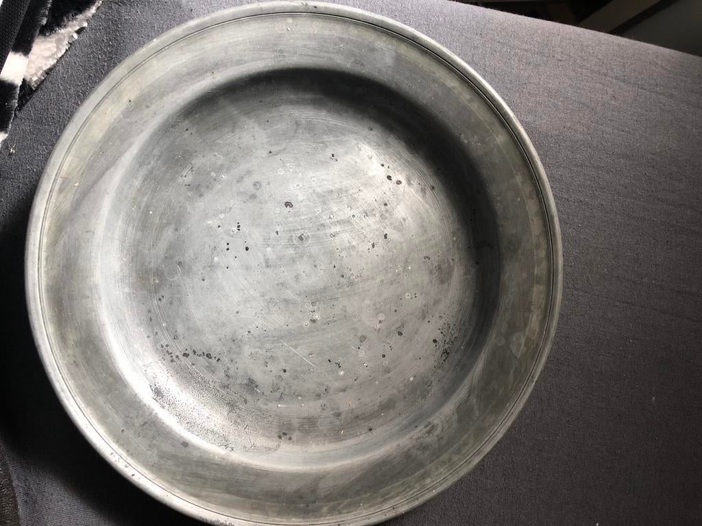 Antieke tinnen bord gemerkt met roos en F - IVM, Ophalen of Verzenden