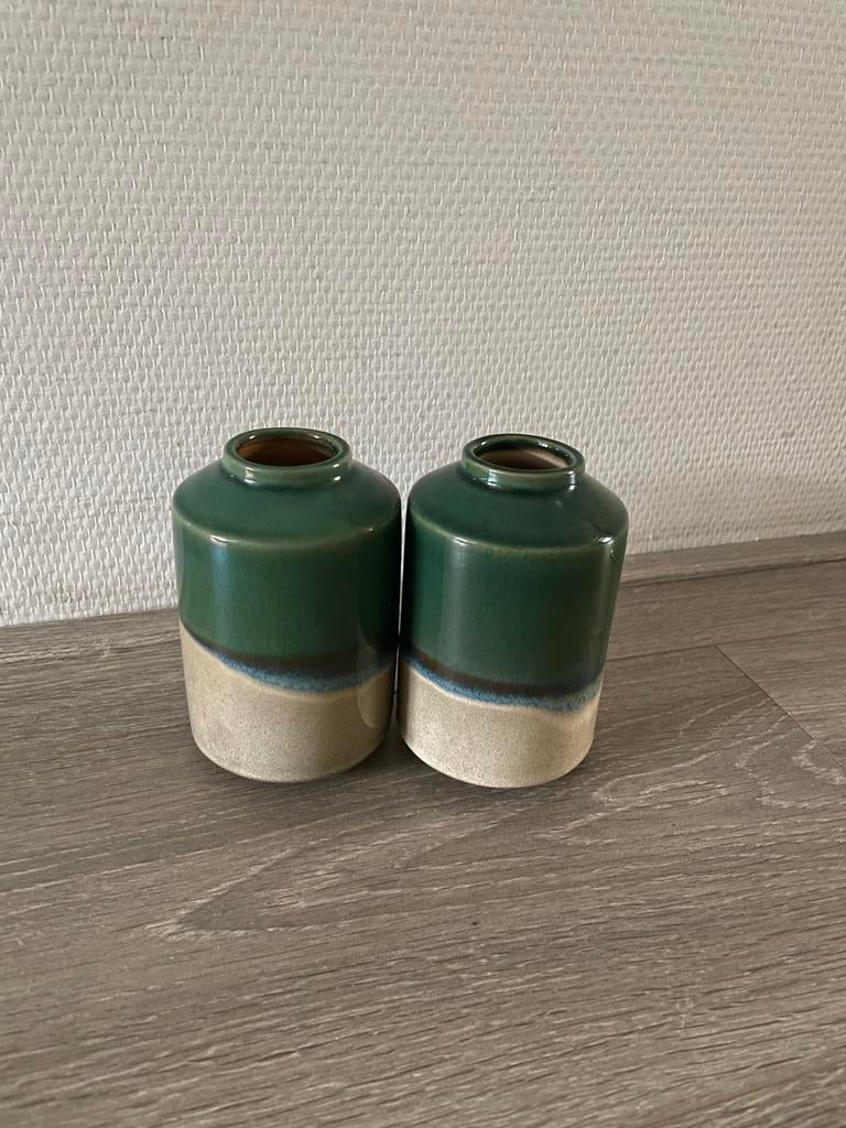 Twee groene vaasjes, Ophalen, Aardewerk of Porselein, Zo goed als nieuw, Minder dan 50 cm