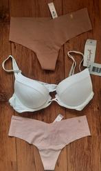 Nieuw met kaartjes, 3x victoria's secret string + triumph, VICTORIA'S SECRET, Ophalen of Verzenden, Wit, Setje