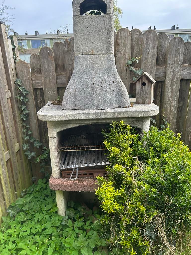 Betonnen BBQ met extra grill rooster, Ophalen, Gebruikt