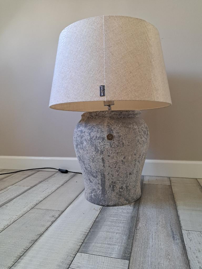 Stenen/betonnen kwaliteits lamp grijs Brynxz beige/zand kap, Ophalen, Zo goed als nieuw, Landelijk steen/beton voet beige linnen zandkleurige kap