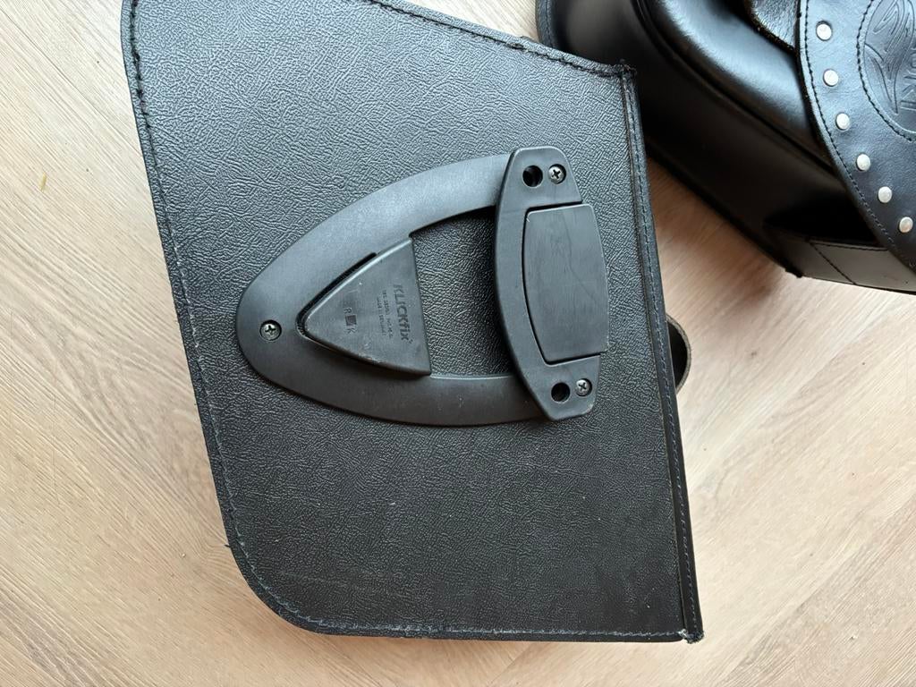 Originele zwarte leren zadeltassen voor suzuki motoren, Ophalen, Zo goed als nieuw