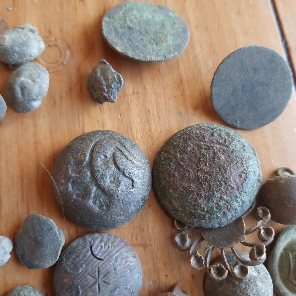 Bodemvondst Friesland: Grote Partij Antieke Knopen, Verzenden, Knoop of Knopen