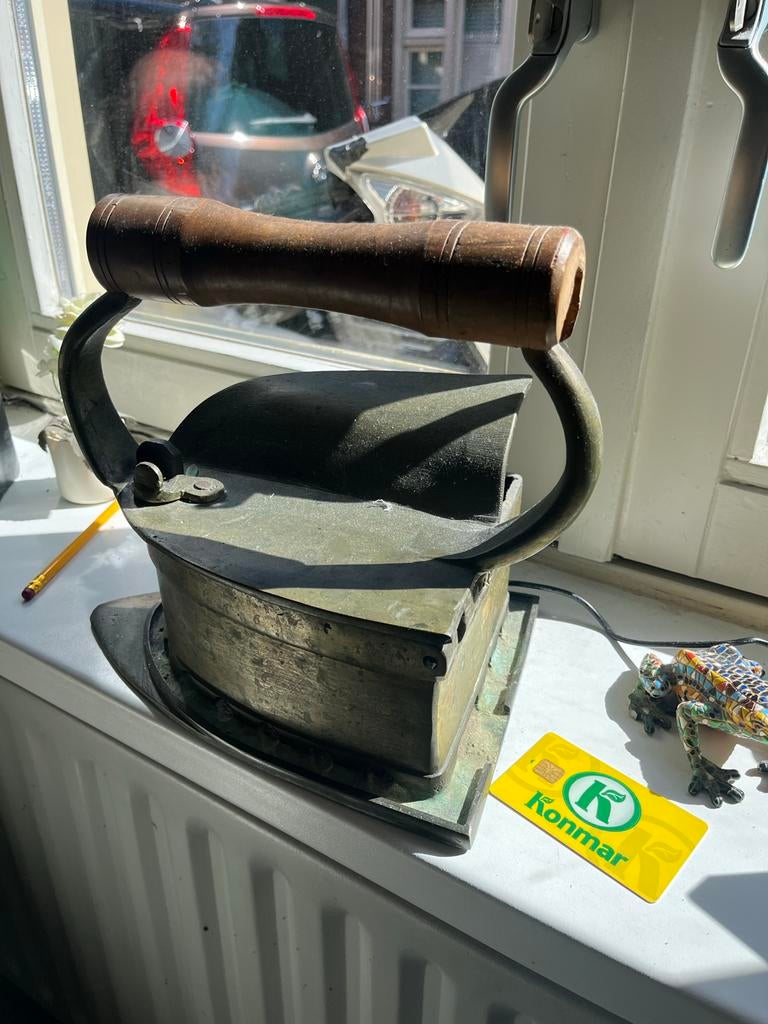 Antiek strijkijzer met houten handvat, Ophalen of Verzenden