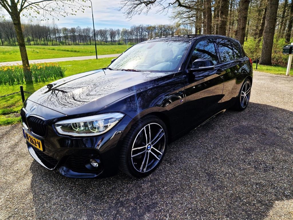BMW 1 serie 120i 2019, M-sport, 260PK, Pano, Trekhaak, Leder, Auto's, BMW, 1998 cc, Zwart, 4 cilinders, Zwart