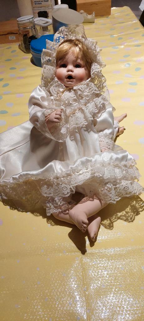 Prachtige porseleinen pop (wd30), Verzamelen, Poppen, Zo goed als nieuw, Pop, Ophalen of Verzenden