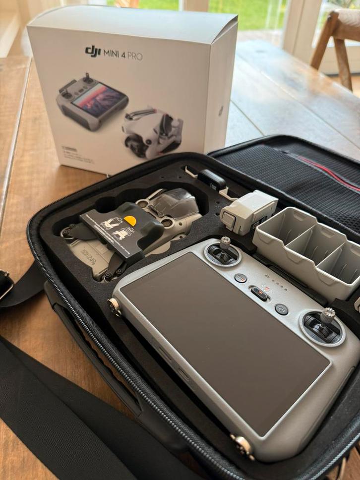 DJI Mini 4 Pro Fly More Combo + Smart Controller, Audio, Tv en Foto, Drones, Zo goed als nieuw, Ophalen of Verzenden