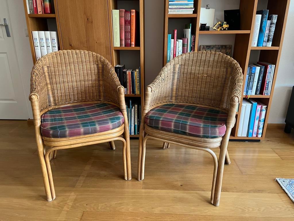 Vintage rotan stoel met geruit kussen, 2 stuks, Ophalen, Gebruikt, Bruin, Riet of Rotan