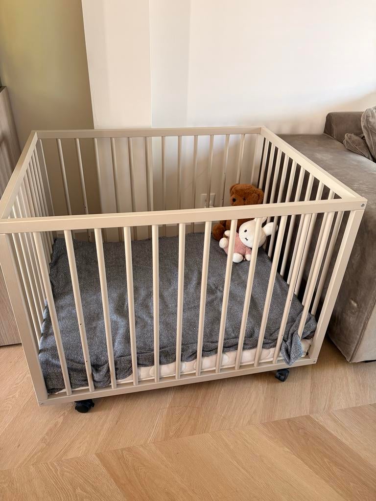 Box met matras kleur taupe, Ophalen, Zo goed als nieuw, Vierkant, Wieltjes
