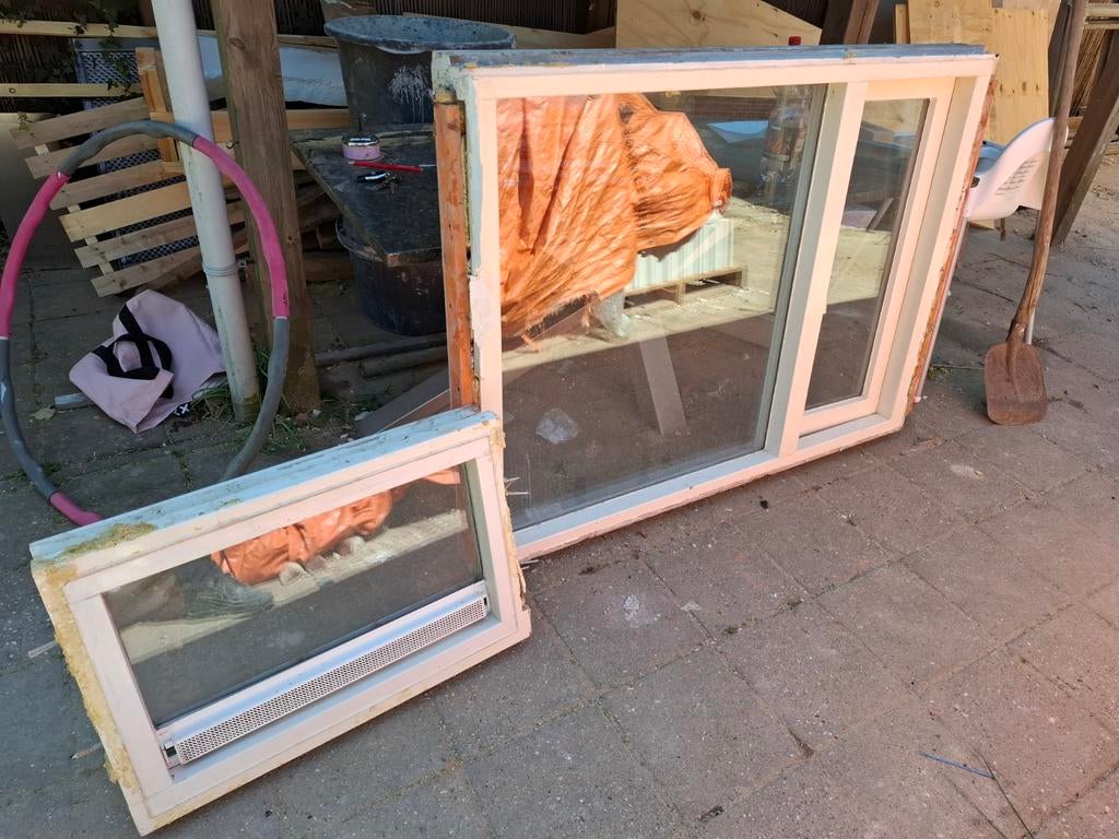Twee hardhouten kozijnen met draairaam, Raamkozijn, 75 tot 150 cm, Hout, Ophalen